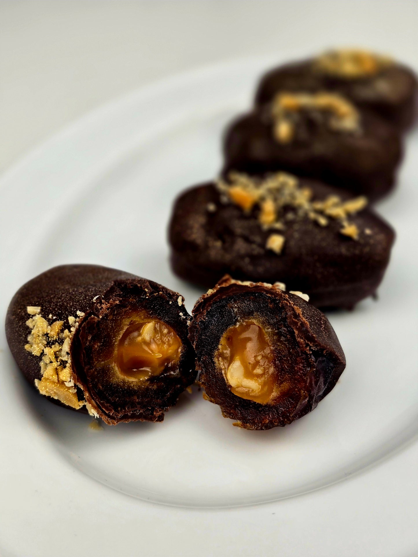Datteln in Schokolade mit gesalzenen Erdnüssen und Karamellfüllung (5 St.)